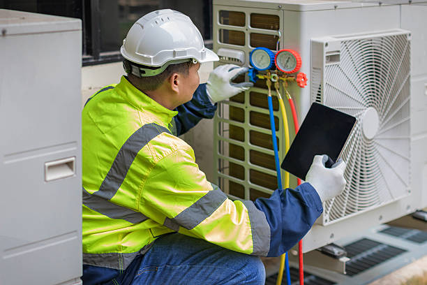Professional Hvac technician working in Schaumburg, IL